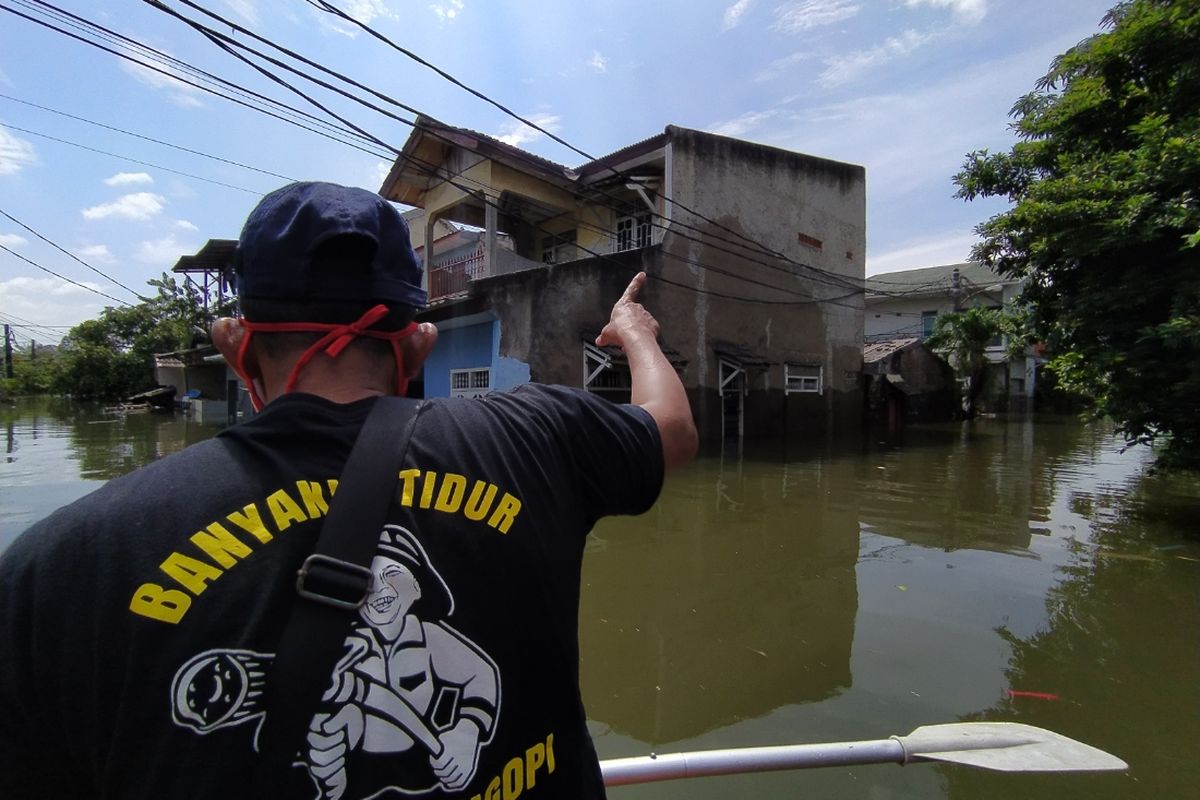 Banjir yang masih menggenangi wilayah RW 011, Kelurahan Periuk, Kecamatan Periuk, Kota Tangerang, Banten sampai Senin (22/2/2021) siang sejak Sabtu (20/2/2021). Banjir di wilayah tersebut akibat luapan Kali Cirarab dan hujan dengan intensitas tinggi pada Sabtu pekan lalu.(KOMPAS.com/MUHAMMAD NAUFAL)