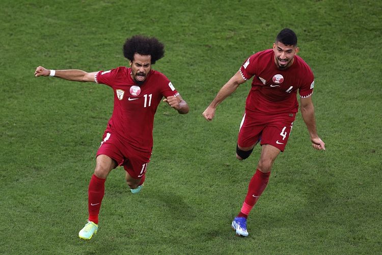 Penyerang Qatar Akram Afif merayakan gol kedua timnya pada pertandingan sepak bola semifinal Piala Asia 2023 Qatar antara Iran vs Qatar di Stadion al-Thumama di Doha pada 7 Februari 2024. (Foto oleh KARIM JAAFAR / AFP)