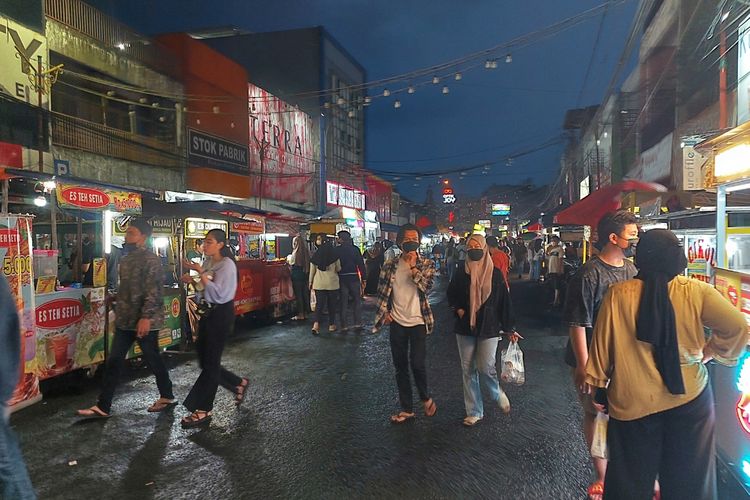 Suasana Kawasan Kuliner Pasar Lama, Kota Tangerang, pada Kamis (27/1/2022).