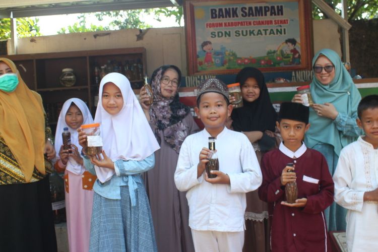 Kegiatan daur ulang sampah organik menjadi ekoenzim yang dikembangkan Nurhayati, seorang kepala SD di Cianjur, Jawa Barat, bersama murid-muridnya.