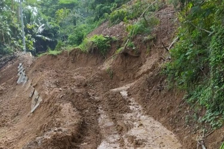 Sisa tanah longsor masih menutupi salah satu titik di jalan Kalirejo – Hargomulyo via Pripih di Pedukuhan Plampang II, Kalurahan Kalirejo, Kapanewon Kokap, Kabupaten Kulon Progo, Daerah Istimewa Yogyakarta. Pemerintah Kalurahan Kalirejo menargetkan evakuasi material tanah bisa selesai dua hari ke depan.