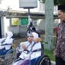 Sama-sama Pakai Kursi Roda, Ibu dan Anak Berangkat Haji Tanpa Pendamping