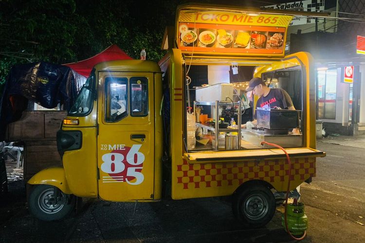 Jualan Mie Ayam Pakai Bajaj, Cara Unik Gaet Pelanggan di Surabaya