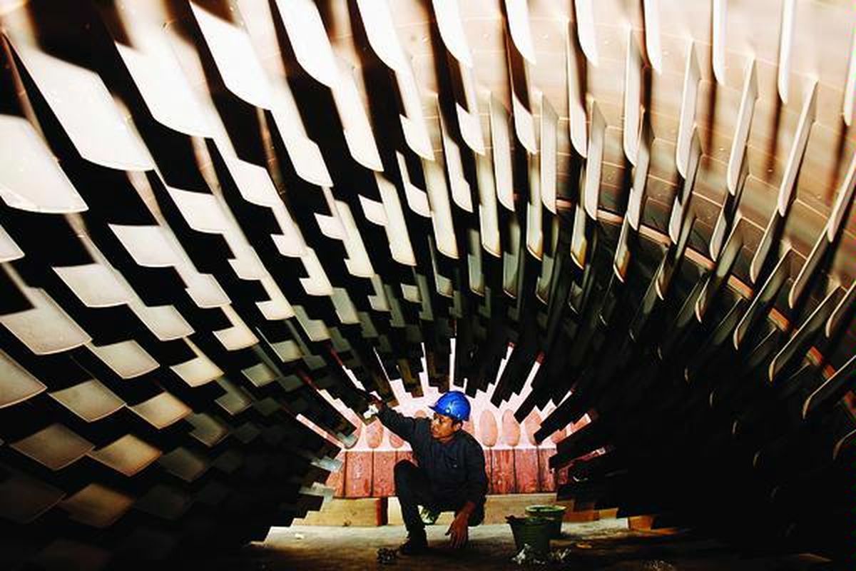 Teknisi sedang melakukan perawatan rutin pada casing turbin gas Pembangkit Listrik Tenaga Gas dan Uap (PLTGU) Unit Bisnis Pembangkitan Priok PT Indonesia Power di Tanjung Priok, Jakarta, yang memiliki kapasitas terpasang total 1.348 MW, Rabu (28/ 10).