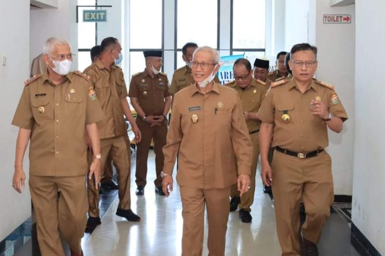 Wagub Sultra Lukman Abunawas didampingi Pj Sekda dan Asisten III Pemprov Sultra saat sidak kehadiran ASN di hari pertama masuk kantor. ( Foto dokumentasi dinas Kominfo Sultra)