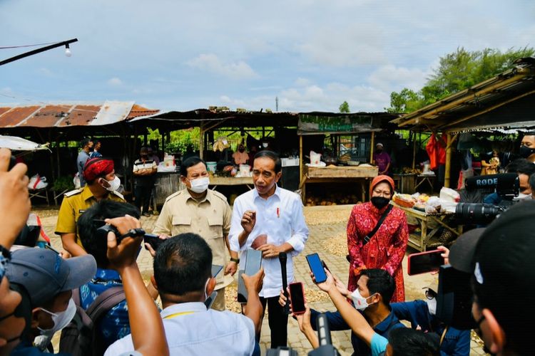 Presiden Joko Widodo saat memberikan keterangan pers di Pasar Bangkal, Sumenep, Madura, Rabu (20/4/2022).