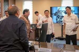 Seskab Teddy Ikut Rapat di Kemenko Ekonomi, Bahas Penyesuaian Anggaran imbas Situasi Global