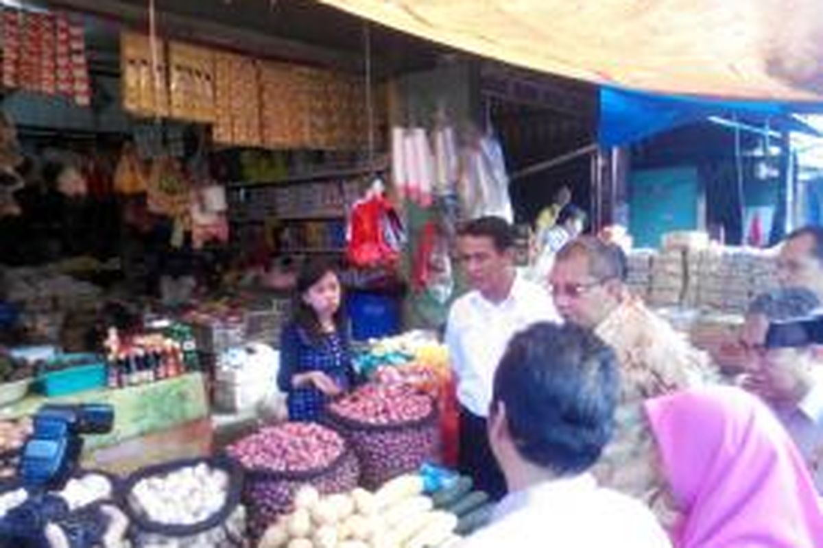Didampingi Walikota Makassar, Danny Pomanto, Mentan Andi Amran Sulaiman, Sabu (6/6/2015), mendapati harga bawang merah lokal dari Bantaeng Rp16 ribu-Rp20 ribu per kilogram. Sementara itu, bawang dari Bima (lebih harum) Rp 40 ribu per kilogram.