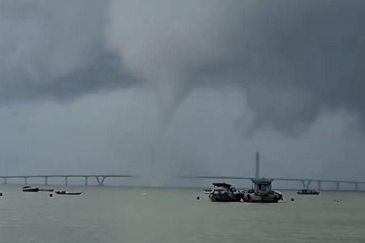 Ramai Puting Beliung di Jembatan Suramadu, BMKG Sebut Waterspout