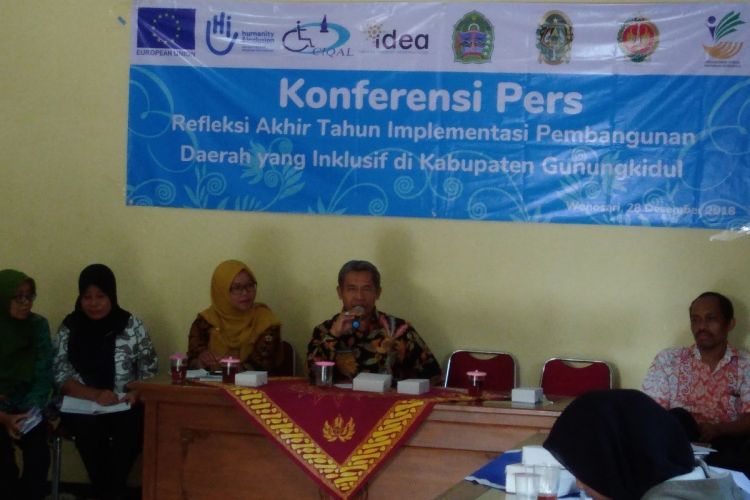 Ketua PPDMS Gunungkidul Hardiyono (Paling Kanan), Wakil Bupati Gunungkidul Immawan Wahyudi (Tengah) saat ditemui di Ruang Rapat Wakil Bupati Gunungkidul Jumat (28/12/2018)