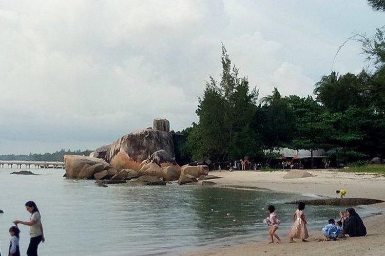 Pantai Batu Kapur, salah satu pantai di Bangka Selatan yang dapat dikunjungi.