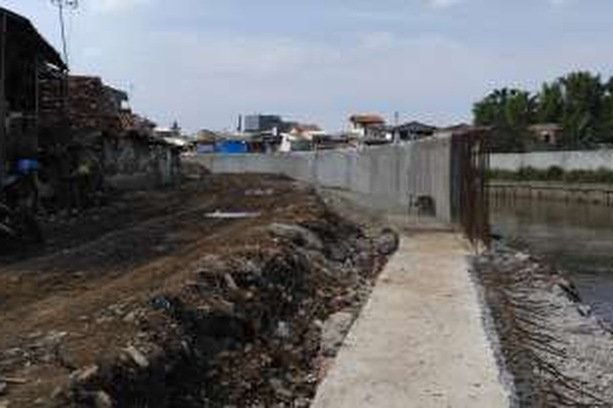 Suasana lokasi penggusuran permukiman di Bukit Duri, Tebet, Jakarta Selatan yang masih dikerjakan oleh kontraktor pada Jumat (6/1/2017) sore. Gugatan warga Bukit Duri terhadap Pemprov DKI atas penertiban tersebut dikabulkan oleh PTUN.