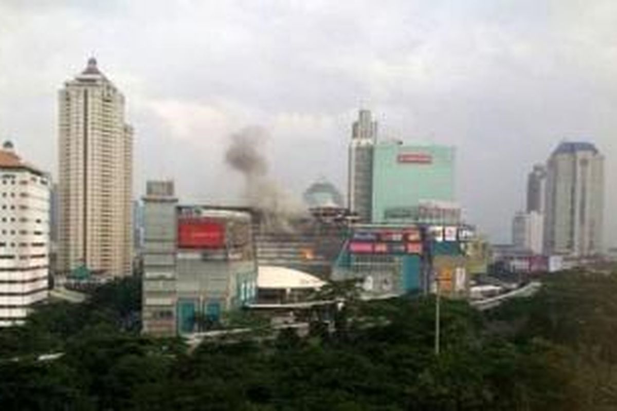 Kebakaran di Plaza Semanggi yang terjadi pada Senin (10/2/2014) sore. Foto diambil dari Twitter [at]abdulfatahillah.