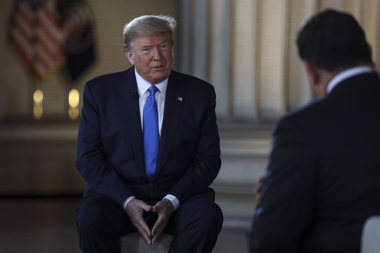 Presiden Amerika Serikat Donald Trump memberikan keterangan kepada pemandu Bret Baier dalam wawancara bersama Fox News di Lincoln Memorial, 3 Mei 2020.