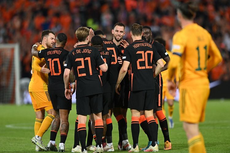 Para pemain Belanda merayakan kemenangan atas Wales dalam laga lanjutan fase grup UEFA Nations League 2022-2023 di Stadion Feijenoord De Kuip, Rotterdam, Belanda, pada Rabu (15/6/2022) dini  hari WIB.