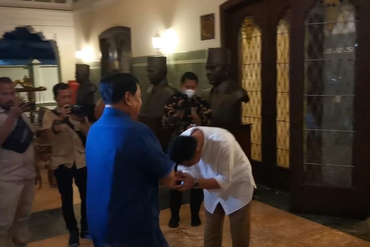 Menteri Pertahanan Prabowo Subianto disambut Wali Kota Solo Gibran Rakabuming Raka di Loji Gandrung, Kota Solo, Selasa (24/1/2023).