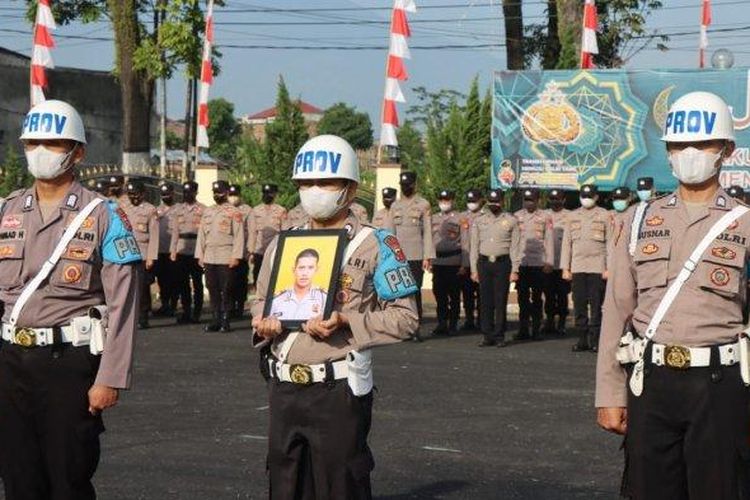 Upacara Pemberhentian dengan tidak hormat (PTDH) Brigadir DH di Mapolres Garut, Senin (11/7/2022). DH tidak hadir dalam upacara tersebut.