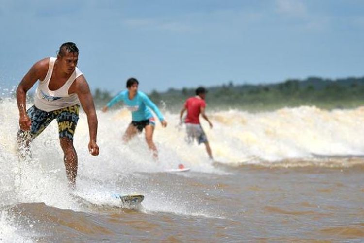 Potret beberapa peselancar menjajal buasnya Ombak Bono di Sungai Kampar.