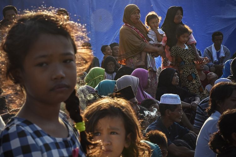 Korban gempa menunggu kedatangan Presiden Joko Widodo di Posko Pengungsian Dusun Karang Subagan, Desa Pemenang Barat, Pemenang, Lombok Utara, NTB, Selasa (14/8). Menurut data BNPB jumlah korban gempa yang tercatat hingga Senin (13/8/2018) menyebabkan 436 orang meninggal dunia dengan korban luka-luka sebanyak 1.353 orang, sementara jumlah pengungsi tercatat 352.793 orang.