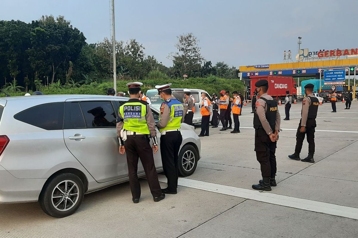 Penyekatan larangan mudik hari pertama di tol kalikangkung Semaramg, Kamis (6/5/2021).