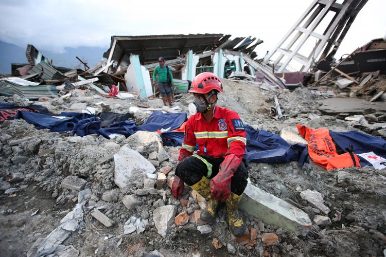 Petugas SAR melakukan pencarian korban hilang akibat gempa bumi di Perumnas Balaroa, Palu, Sulawesi Tengah, Sabtu (6/10/2018). Gempa bumi Palu dan Donggala bermagnitudo 7,4 mengakibatkan sedikitnya 925 orang meninggal dunia dan 65.733 bangunan rusak.