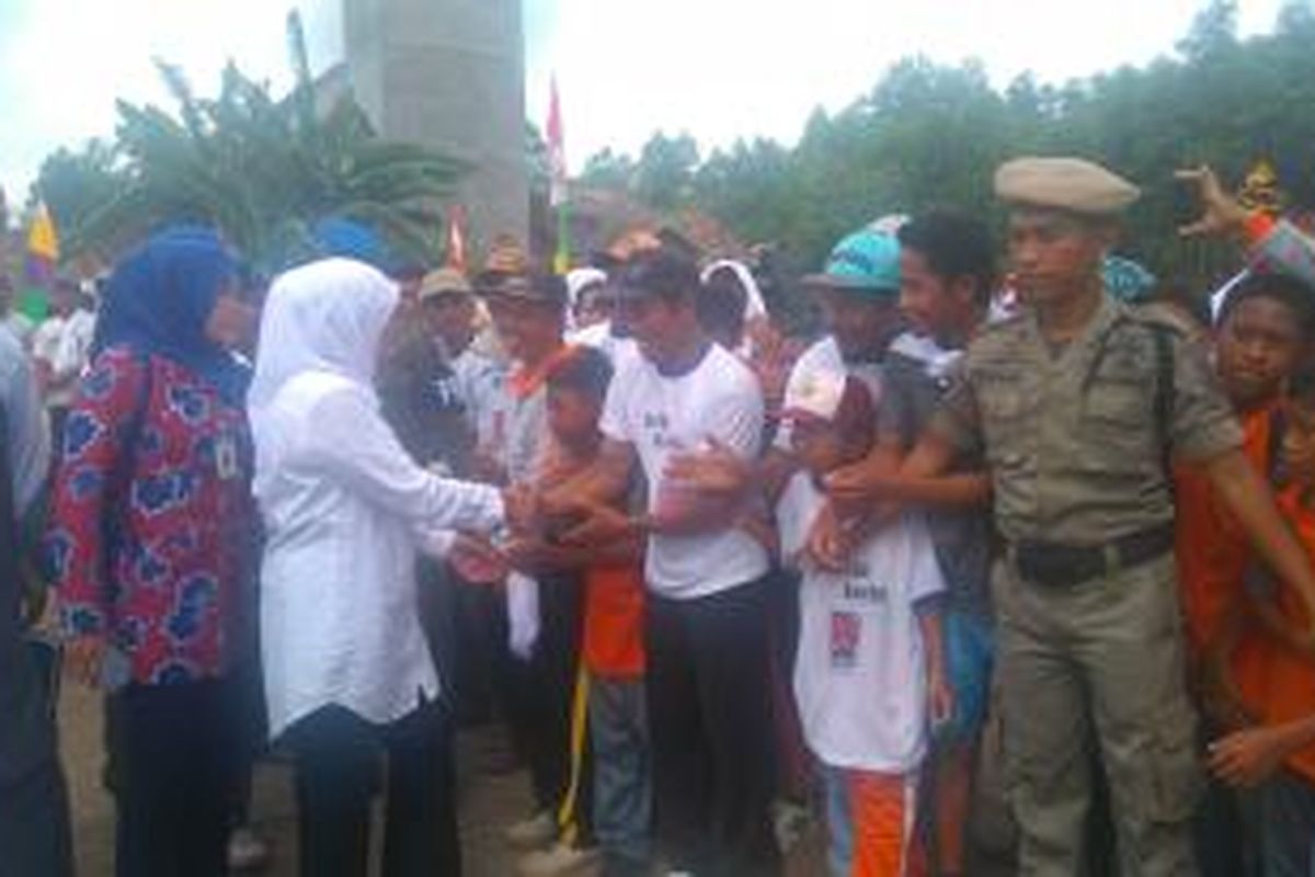 Menteri Sosial Khofifah Indar Parawansa menyalami warga masyarakat di Kabupaten Mesuji, Provinsi Lampung pada Selasa (24/11/2015).