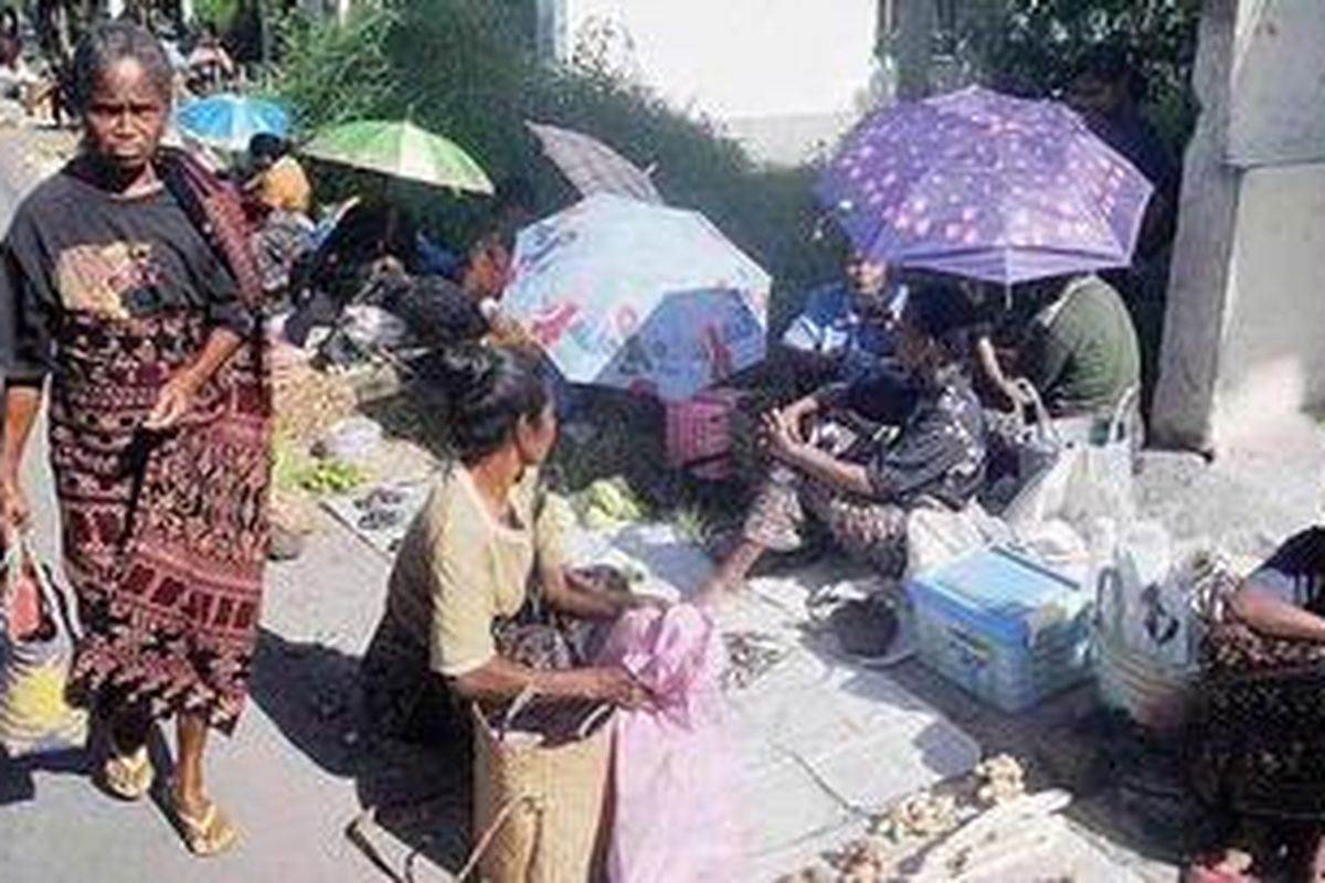 Sarung tenun ikat merupakan pemandangan yang lazim pada hari pasaran Pasar Geliting di Kecamatan Kewapante, Kabupaten Sikka, Nusa Tenggara Timur.