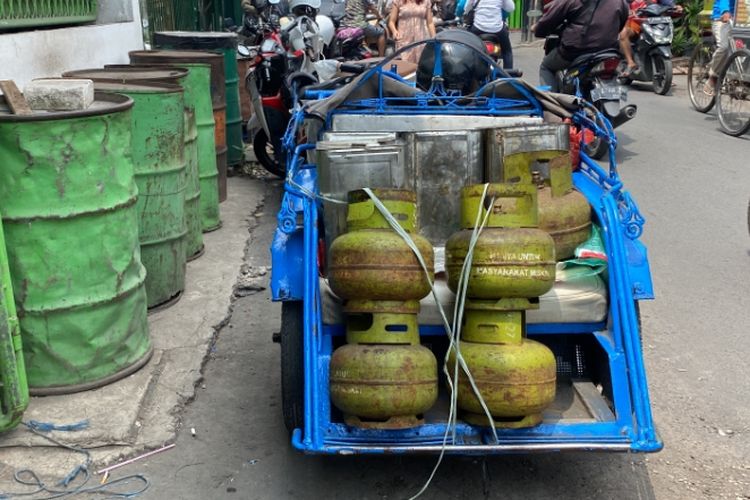 Becak yang terparkir di depan pangkalan elpiji di Surabaya, Selasa (4/2/2025).