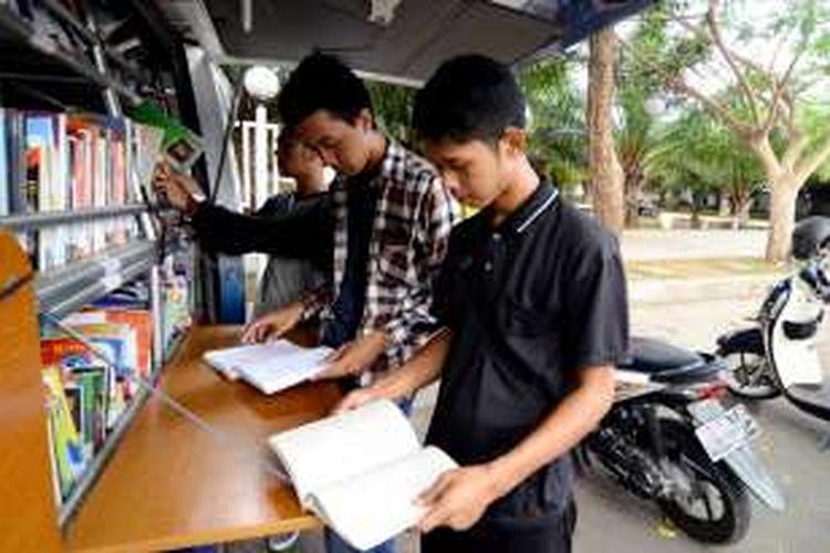 Mobil Perpustakaan Banyuwangi di titik keramaian jelang berbuka puasa