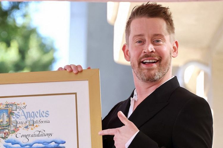 Aktor Macaulay Culkin menghadiri acara pemberian bintang untuknya di Hollywood Walk of Fame di Los Angeles, California, pada 1 Desember 2023. 