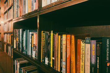Book Haul vs Bookshelf Tour: Kenali Perbedaannya Sebelum Bikin Konten