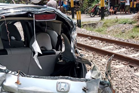 Honda Jazz Ringsek Tertemper KA Matarmaja di Blitar, Kades Soroti Padamnya Lampu dan Sirine Perlintasan