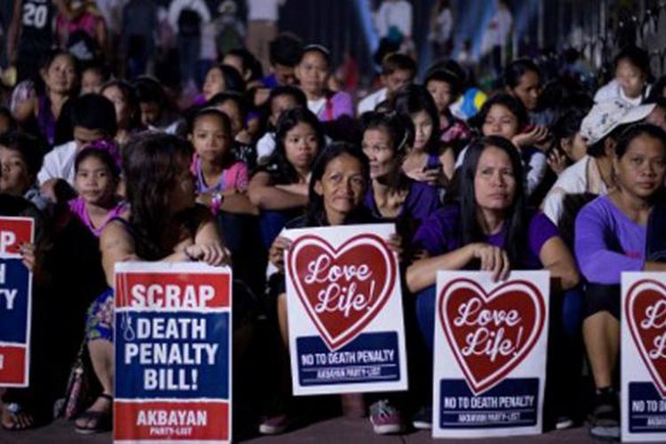 Ribuan umat Katolik di Manila, Filipina berkumpul sejak sebelum fajar, Sabtu (18/2/2017) untuk menggelar aksi unjuk kekuatan dalam menentang kebijakan ekstra yudisial Presiden Filipina Rodrigo Duterte dalam memerangi bahaya narkoba. 