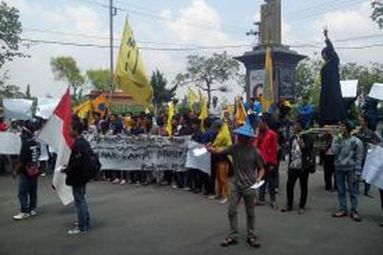 Kelompok mahasiswa PMII cabang Kediri,  Jawa Timur, berunjukrasa menolak kenaikan harga BBM, Rabu (19/11/2014).