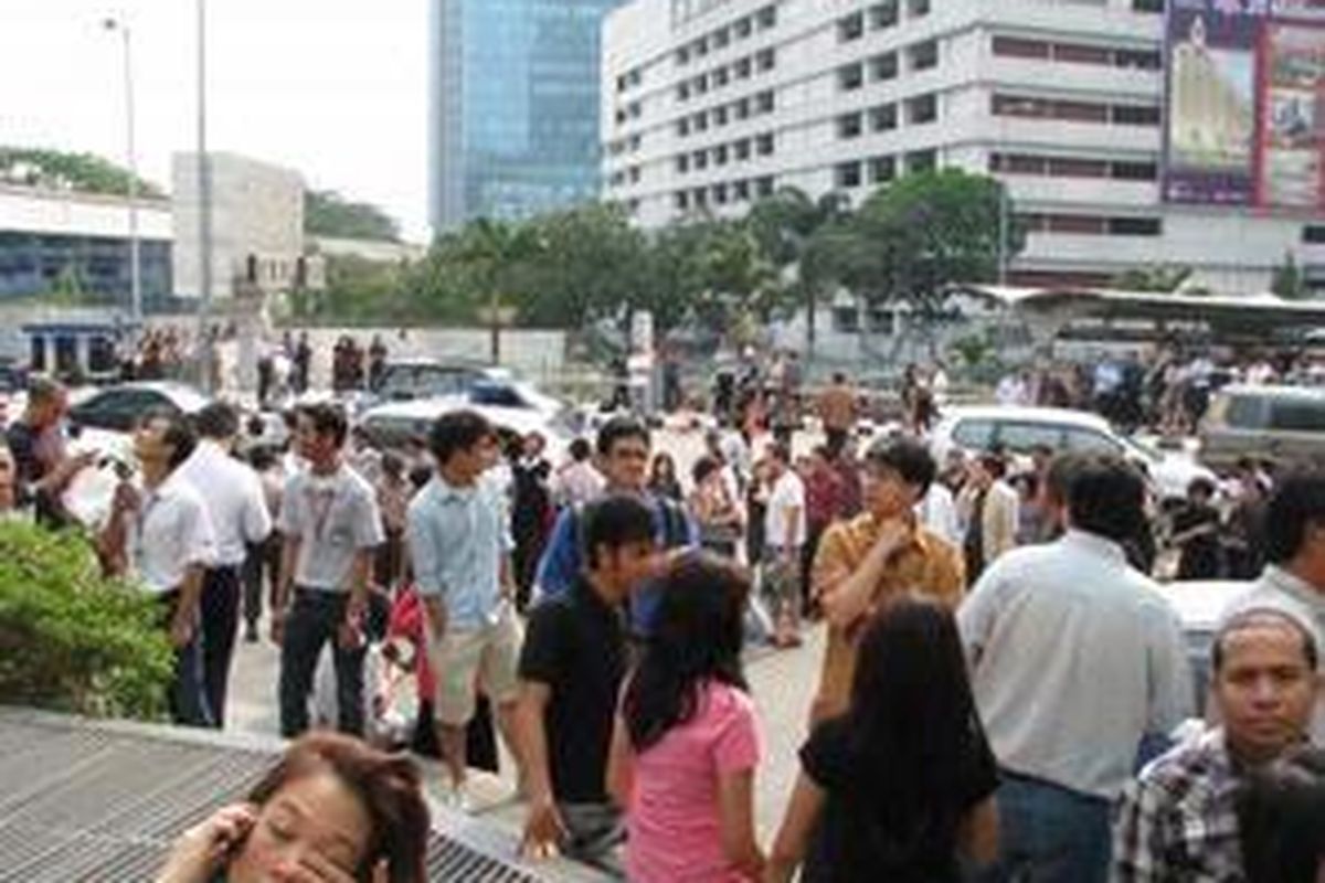Ratusan pekerja dan karyawan di sekitar Gedung Bursa Efek Indonesia di Jalan Sudirman, Jakarta, berhamburan ke luar gedung kantor mereka menyusul terjadinya gempa bumi, Rabu (2/9) pukul 14.52 WIB. Gempa berpusat di 140 kilometer barat daya Tasikmalaya berkekuatan 7,3 skala richter. 
