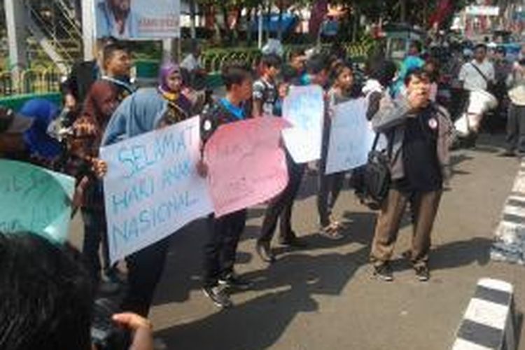 Pegiat perlindungan anak di Kota Kediri Jawa Timur memperingati Hari Anak Nasional dengan menggelar aksi damai mendesak penuntasan kasus kekerasan seksual terhadap anak, Kamis (23/7/2015), di alon-alon setempat.