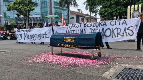 Protes RUU Pilkada, Warga Semarang Gelar Aksi Duka Bawa Keranda dan Taburkan Bunga sambil Baca Tahlil
