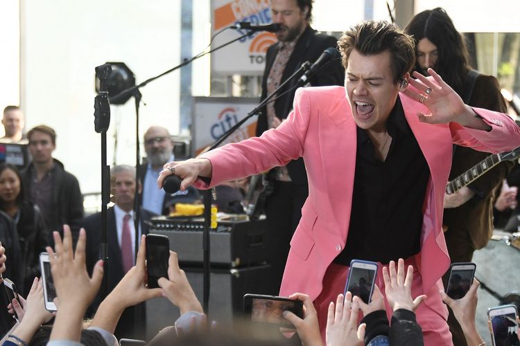 Harry Styles tampil dalam program Today di NBC di Rockefeller Plaza, New York City, pada 9 Mei 2017.