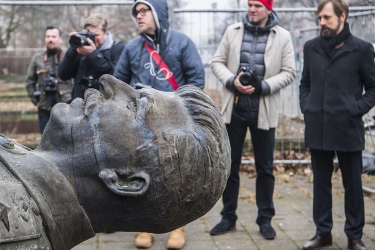 Para jurnalis menyaksikan saat patung diktator Uni Soviet Joseph Stalin setinggi 4,8 meter diangkat dengan menggunakan crane di Karl-Marx Allee, Berlin pada 23 Januari 2018.  Patung ini berdiri selama 15 menit sebelum dipindahkan setelah digunakan sebaga alat promosi sebuah eksebisi soal Stalin bertajuk Stalin, Sang Tuhan Merah. 