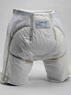 Disposable Absorption Containment Trunk yang digunakan untuk menyerap kencing astronot