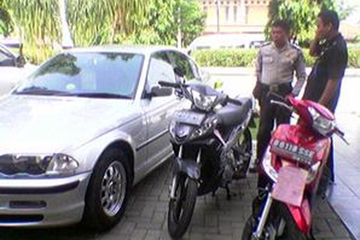 Barang bukti berupa mobil BMW Nomor Polisi B 191 E dihadirkan dalam sidang lanjutan mendengar keterangan saksi dalam sidang kasus pembunuhan Direktur Utama PT Putra Rajawali Banjaran, Kamis (17/9) di Pengadilan Negeri Tangerang.