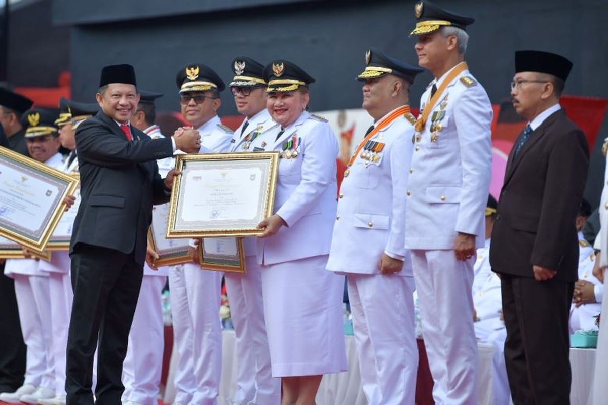 Wali Kota Semarang Mba Ita menerima penghargaan dari Menteri Tito Karnavian dalam Upacara Peringatan Hari Otonomi Daerah. 