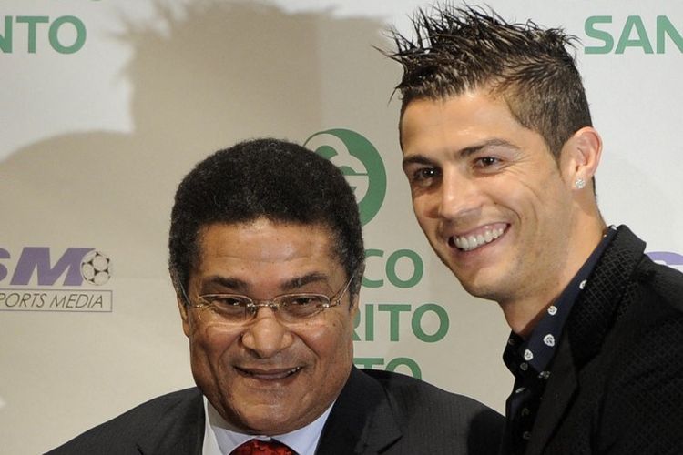 Legenda sepak bola Portugal, Eusebio (kiri), saat memberikan trofi sepatu emas Eropa kepada Cristiano Ronaldo (kanan) pada 2011 di Madrid. Eusebio yang merupakan andalan Portugal di Piala Dunia 1966 wafat dalam usia 71 tahun pada 5 Januari 2014.