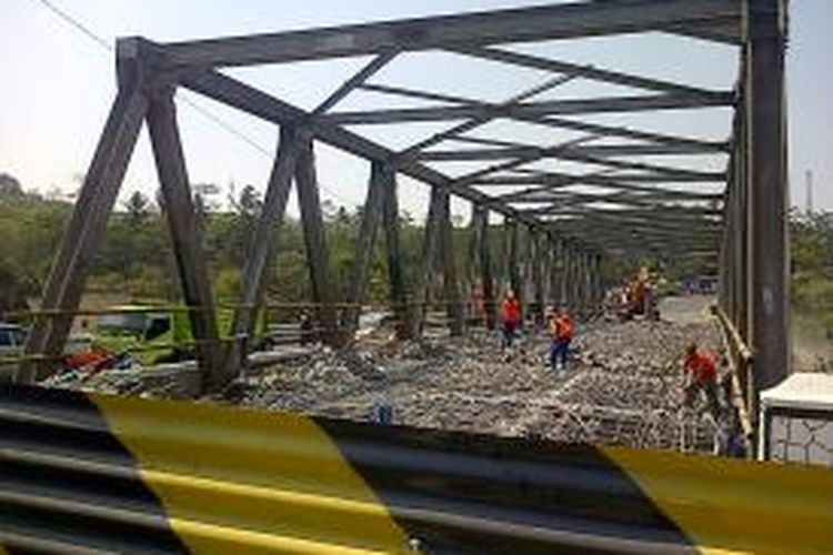Jembatan Tuntang, di Kabupaten Semarang yang  menghubungkan jalur Solo-Semarang sejak empat hari lalu, Selasa (8/9/2015) hingga tiga bulan kedepan ditutup karena dalam masa perbaikan. 