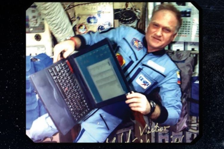 Kosmonot Sergei Avdeev memegang laptop ASUS P6300 di stasiun luar angkasa Rusia, MIR.