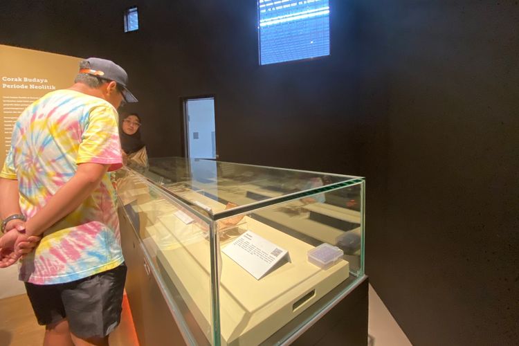 Pengunjung yang melihat-lihat koleksi di ruang pameran Museum Song Terus Pacitan, Jawa Timur. 