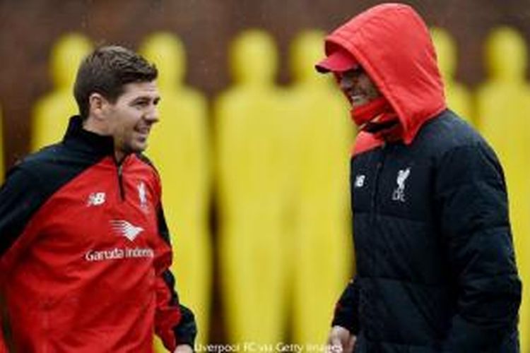 Steven Gerrard berbicara dengan Juergen Klopp pada sesi latihan Liverpool, Senin (30/11/2015).