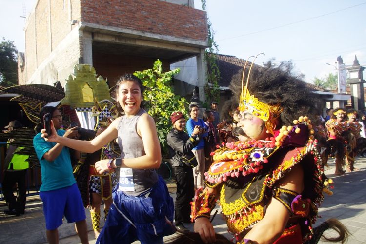 Pegiat lari Sigi Wimala merekam sambutan warga lokal jelang garis finis Friendship Run di Candi Pawon, Sabtu (16/11/2019).