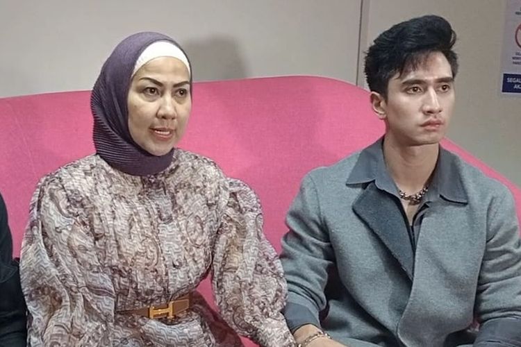 Venna Melinda yang didampingi oleh Athalla Naufal (kiri) dan Verrell Bramasta (kanan)   di kawasan Tendean, Jakarta Selatan, Senin (16/1/2023). 