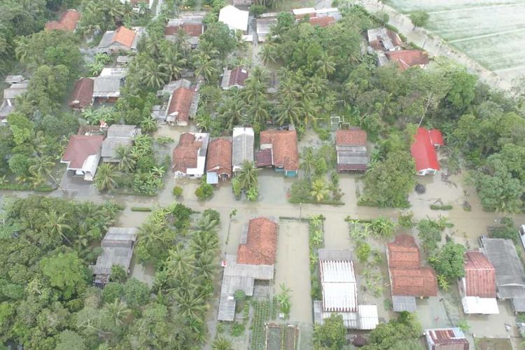 Banjir di Desa Nusawungu, Kecamatan Nisawungu, Kabupaten Cilacap, Jawa Tengah, Selasa (15/3/2022).
